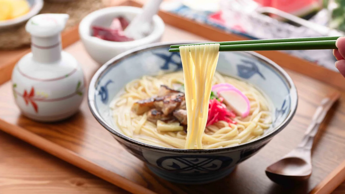 【ホテルから徒歩圏内】那覇市の久米エリアで味わう本格沖縄そばの名店5選